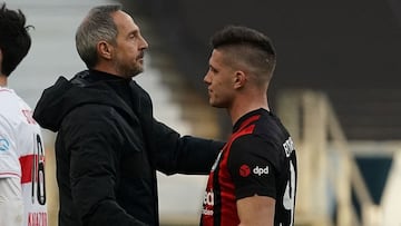 Luka Jovic, saludado por su técnico.