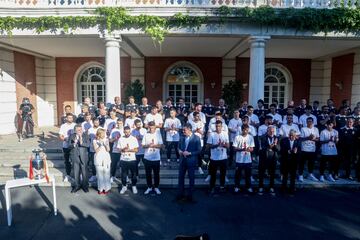 El presidente del Gobierno, Pedro Sánchez, recibe a la selección española, campeona de Europa, en el Palacio de la  Moncloa.