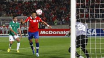 Alexis Sánchez anota su gol en la última victoria de Chile ante Bolivia. Fue 3-1 el 11 de junio de 2013, en el camino a Brasil 2014.