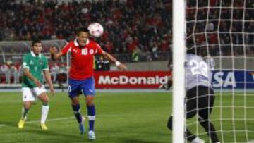 Alexis S&aacute;nchez anota su gol en la &uacute;ltima victoria de Chile ante Bolivia. Fue 3-1 el 11 de junio de 2013, en el camino a Brasil 2014.