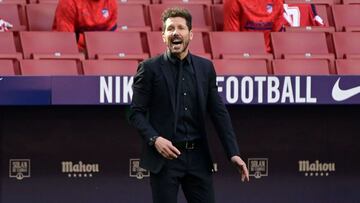 Simeone da instrucciones durante el partido.