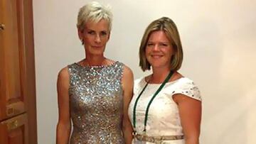 Judy Murray posa con Melissa Piner con un vestido prestado por la tienda &quot;Having a Ball&quot;.