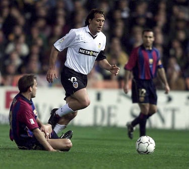 En el Valencia, jugó entre 2001 y 2006, siendo parte fundamental del equipo dirigido por Rafa Benítez. Disputó más de 150 partidos oficiales, y fue clave en la conquista del doblete histórico: LaLiga y Copa de la UEFA en 2004, además de la Supercopa de Europa. Su entrega y goles decisivos, como los que evitaron el cese de Benítez en 2001, lo convirtieron en un jugador muy querido por la afición valencianista.