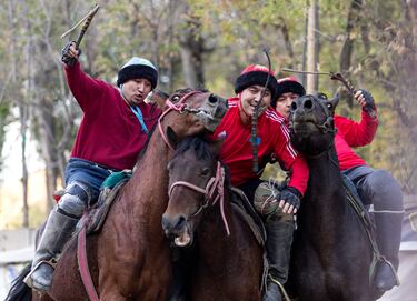 El objetivo del juego es trasladar el cuerpo de una cabra o en algunos torneos modernos, un sustituto simbólico hasta la portería o zona designada del rival.