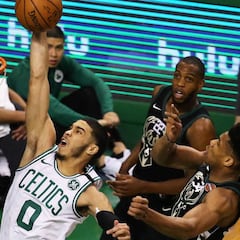 Tatum reaviva a los Celtics en la prórroga ante los Bucks