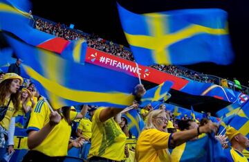 Simpatizantes de la selección de fútbol femenina sueca ondean banderas durante el partido del Grupo F entre Suecia y Estados Unidos.