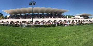 Espectadores llenan las gradas del Hipódromo de La Zarzuela.