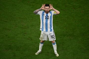 El '10' anotó el 2-0 durante el encuentro de Argentina ante Países Bajos. Cuando anotó realizó la mítica celebración de Riquelme, el ‘Topo Gigio'. Al terminar el choque Messi se las tuvo con el seleccionador neerlandés cuando se acercó a él con el gesto de hablar. En la previa el seleccionador comentó:  “Cuando Argentina pierde el balón, Messi no participa mucho, eso nos da oportunidades”. Eso dolió en el vestuario argentino. El capitán de la albiceleste tras el partido declaró: " “Van Gaal vende que juega bien fútbol y luego mete delanteros y empieza a lanzar pelotazos.".