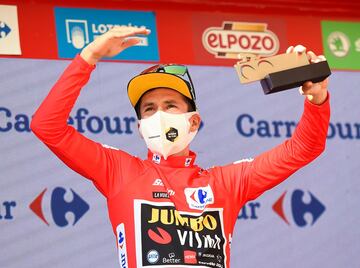 Primoz Roglic con el maillot rojo en el podio de la segunda etapa de La Vuelta a España 2021.