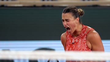 Paris (France), 01/06/2024.- Aryna Sabalenka of Belarus reacts during her Women's Singles 3rd round match against Paula Badosa of Spain during the French Open Grand Slam tennis tournament at Roland Garros in Paris, France, 01 June 2024. (Tenis, Abierto, Bielorrusia, Francia, Espa?a) EFE/EPA/TERESA SUAREZ