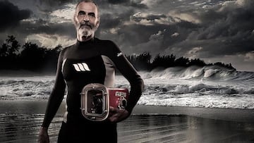 Jack McCoy, leyenda del cine de surf, con cámara en mano y olas al fondo