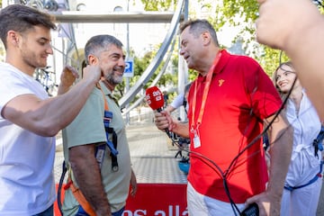 AS celebró la última etapa de La Vuelta 2024 con varias actividades en la ‘fan zone’. El público pudo montarse en un looping o participar en una competición de bicicletas estáticas y  poner a prueba sus conocimientos sobre La Vuelta con un juego de preguntas.