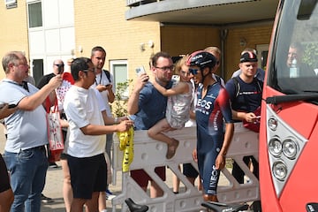 El corredor del Ineos se mostró feliz y compartió con la gente en el inicio de la etapa 1 del Tour de Dinamarca