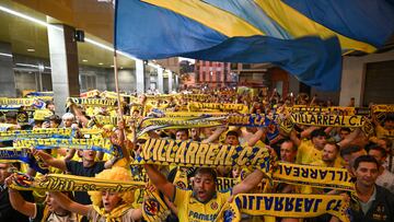 VILLARREAL, 01/10/2025.- La afición del Villarreal CF recibe al equipo en las afueras del estadio antes de comenzar el partido de primera ronda de Liga de Campeones que Villarreal CF y Juventus de Turín disputan este miércoles en el estadio de La Cerámica. EFE/Andreu Esteban