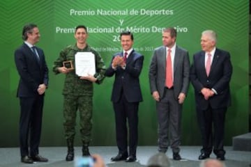 Ismael Hernández presume el Premio Nacional del Deporte de manos del presidente Enrique Peña Nieto.