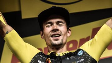 Slovenia's Primoz Roglic celebrates on the podium after winning the 19th stage of the 105th edition of the Tour de France cycling race, on July 27, 2018 between Lourdes and Laruns, southwestern France. / AFP PHOTO / Jeff PACHOUD