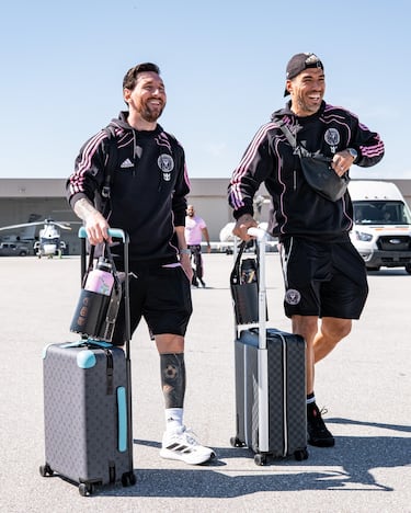 Lionel Messi junto a Luis Suárez a su llegada al International Airport Jorge Chávez.