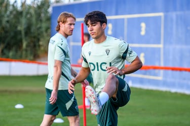 Juan Díaz renueva hasta 2028