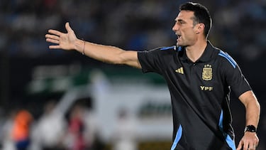 Argentina's head coach Lionel Scaloni gives instructions during the 2026 FIFA World Cup South American qualifiers football match between Uruguay and Argentina at the Centenario stadium in Montevideo, on March 21, 2025. (Photo by Eitan ABRAMOVICH / AFP)