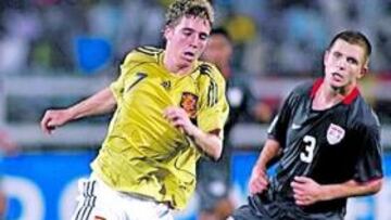 <b>VIGILADO. </b>Muniain se trata de escapar de Polak en el 2-1 de ayer.