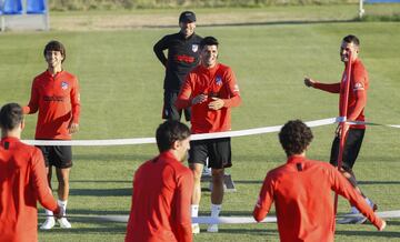 Bromas y buen ambiente en el entrenamiento del Atleti