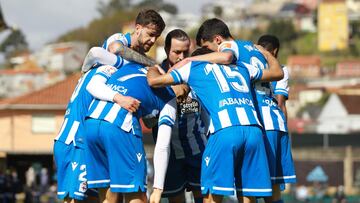 Los jugadores del Depor hacen pi&ntilde;a tras un gol de Miku al Celta B.