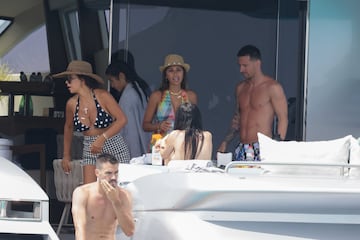 Leo Messi, Luis Su¨¢rez y Cesc F¨¢bregas han disfrutado de un d¨ªa en barco por la costa de Ibiza. Los tres jugadores se encuentran de vacaciones antes de la vuelta al trabajo.