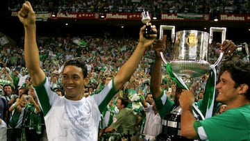 Oliveira, que marcó al Cádiz, con la Copa de 2005.