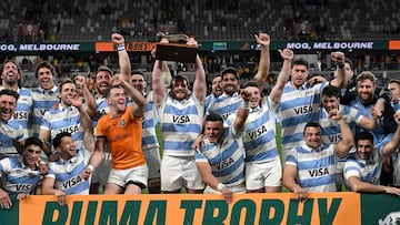 Argentina players celebrate with the Puma Trophy after defeating Australia in the Rugby Championship match between Argentina and Australia at Commbank Stadium in Sydney on July 15, 2023. (Photo by Saeed KHAN / AFP) / -- IMAGE RESTRICTED TO EDITORIAL USE - STRICTLY NO COMMERCIAL USE --