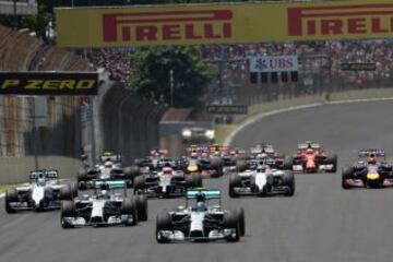 Vista general del inicio de la Fórmula Uno Gran Premio de Brasil en el circuito de Interlagos en Sao Paulo