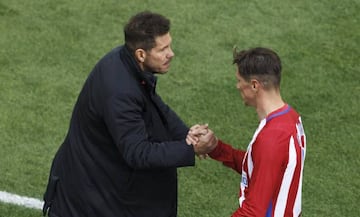 Simeone y Torres se estrechan la mano en un partido.