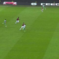 El árbitro se equivocó al anular el 0-2 del Betis ante el Milán y tuvo que pitar penalti a Castillejo