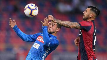 Soccer Football - Serie A - Bologna v Napoli - Stadio Renato Dall&#039;Ara, Bologna, Italy - May 25, 2019  Napoli&#039;s Amin Younes in action with Bologna&#039;s Roberto Soriano       REUTERS/Alberto Lingria