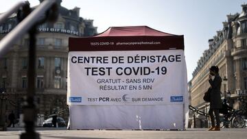 A patient waits outside a tent before undergoing an antigenic coronavirus test, at the Opera square in Paris, on March 31, 2021, amid the spread of the COVID-19 pandemic. (Photo by Thomas COEX / AFP)