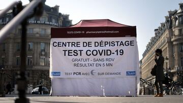 A patient waits outside a tent before undergoing an antigenic coronavirus test, at the Opera square in Paris, on March 31, 2021, amid the spread of the COVID-19  pandemic. (Photo by Thomas COEX / AFP)