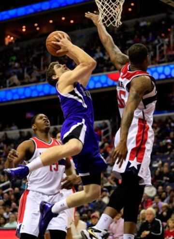 Jimmer Fredette (Sacramento Kings) trata de anotar ante Trevor Booker (Washington Wizards).