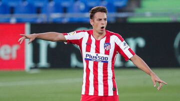 Santiago Arias durante un partido con Atlético de Madrid.