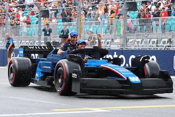 Durante el Gran Premio de Miami 2025, los 20 pilotos de F車rmula 1 desfilaron en r谷plicas a tama?o real de sus monoplazas, construidas con aproximadamente 400.000 piezas de LEGO cada una. Estas versiones el谷ctricas, con neum芍ticos Pirelli reales, alcanzaban hasta 20 km/h y fueron creadas en colaboraci車n con LEGO. El desfile reemplaz車 al tradicional cami車n de presentaci車n, ofreciendo una experiencia m芍s creativa, que gener車 entusiasmo tanto en la pista como entre los espectadores. La iniciativa busca acercar el espect芍culo de la F1 a los fans.