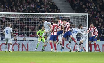 El jugador del Atlético de Madrid, Felipe, marca el 2-1 al Levante. 