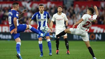 Alaves&#039; Swedish forward John Guidetti (L) vies with Sevilla&#039;s Spanish defender Sergio Reguilon (R) during the Spanish league football match between Sevilla FC and Deportivo Alaves at the Ramon Sanchez Pizjuan stadium in Seville on February 2, 20