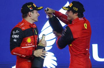 Charles Leclerc celebra la victoria de carrera con Carlos Sainz. 