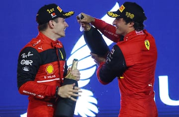 Charles Leclerc celebra la victoria de carrera con Carlos Sainz. 