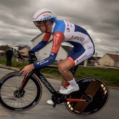 Calmejane carga contra los que entrenan fuera de casa en Francia