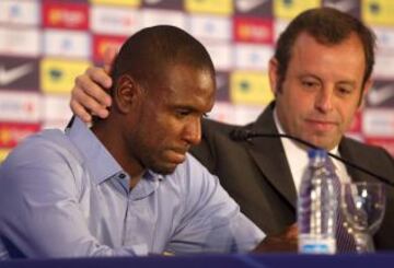 Eric Abidal anunció en una sala de prensa repleta y entre lágrimas que se va del Barcelona. Lo hizo en un acto en el que estuvo acompañado por toda la plantilla del Barcelona y en la que estuvo acompañado por Sandro Rosell y Andoni Zubizarreta.