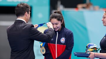 Es chilena, tiene 14 años, ganó dos medallas de oro en Santiago 2023 y quiere ser la mejor del mundo