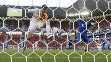 Morata remata a gol en el partido de Espa&ntilde;a ante Croacia.