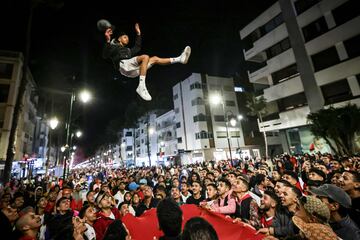 Miles de aficionados celebran en Rabat el pase a las semifinales del Mundial de Qatar 2022. 