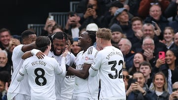 Soccer Football - Premier League - Fulham v Tottenham Hotspur - Craven Cottage, London, Britain - March 1, 2026 Fulham's Alex Iwobi celebrates scoring their second goal with teammates REUTERS/Ian Walton EDITORIAL USE ONLY. NO USE WITH UNAUTHORIZED AUDIO, VIDEO, DATA, FIXTURE LISTS, CLUB/LEAGUE LOGOS OR 'LIVE' SERVICES. ONLINE IN-MATCH USE LIMITED TO 120 IMAGES, NO VIDEO EMULATION. NO USE IN BETTING, GAMES OR SINGLE CLUB/LEAGUE/PLAYER PUBLICATIONS. PLEASE CONTACT YOUR ACCOUNT REPRESENTATIVE FOR FURTHER DETAILS..