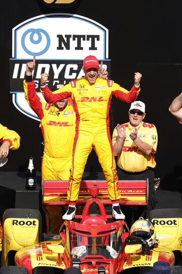 Tercer título de campeón para Álex Palou Montalbo en la IndyCar. Un entorchado que el de Ganassi tuvo que pelear hasta la última carrera en Nashville. La regularidad del español (dos victorias y otros cuatro podios) quedó sepultada por un inoportuno problema en la penúltima cita del año, en Milwaukee. Allí el monoplaza rojo y amarillo del ahora tricampeón se paró antes de salir a correr y Palou remontó hasta el puesto 19º para arañar unos valiosos puntos. Su rival por el campeonato (Will Power) sufrió la mala suerte en la última fecha del calendario, cuando unos problemas con el cinturón de seguridad le hicieron perder varias vueltas y las opciones matemáticas.