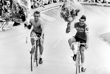Poulidor tuvo en Anquetil a su gran rival generacional. Anquetil, dos años mayor que Poulidor, ganó un Tour con 23 años y encontró en Poulidor a un más que digno rival. Su rivalidad marcó una época en la que Anquetil fue el claro vencedor. En la imagen ambos pasean por el Parque de los Príncipes tras acabar el Tour de 1964 Anquetil 1º y Poulidor 2º.